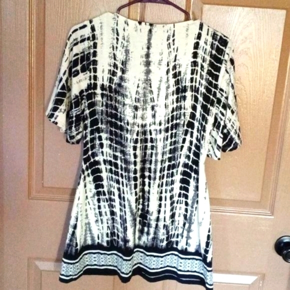 4@30.00𝅺 or 20.00 Ladies Top by ECI NEW YORK - Picture 2 of 12